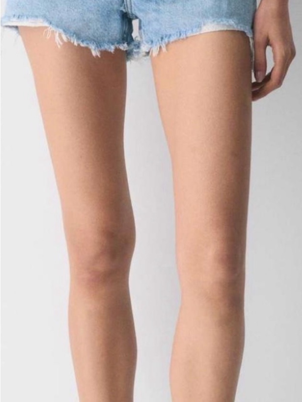 Aritzia Denim Forum The Yoko Hi Rise Shorts 25 Light Wash Distressed Raw
Hem